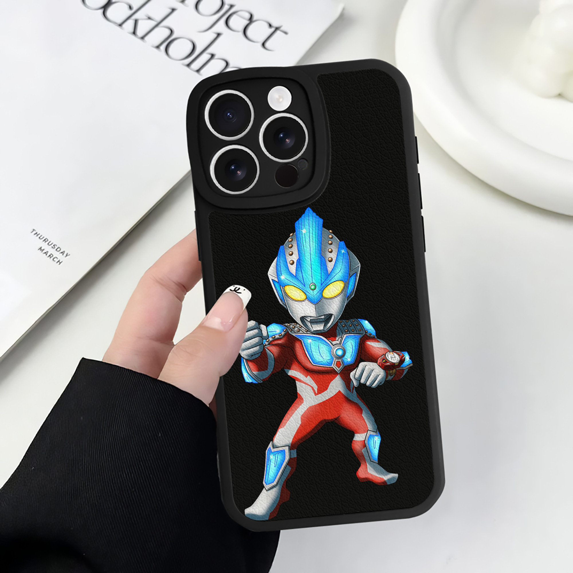 （画像用） ウルトラマン Ultraman 【iPhone 16シリーズ対応】シリコンスマホケース（レザー調） 材質：シリコン